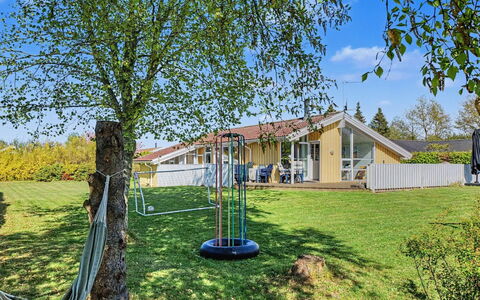 Sote - 330M from the Sea: Græs, Land Lot, Hjem, Lawn, Have, Sommerhus, Skygge, Gård, Landscaping