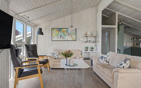 Sote - 330M from the Sea: Møbel, Indretning, Træ, Gulvbelægning, Loft, Etage, Couch, Stue, Værelse, Trægulve
