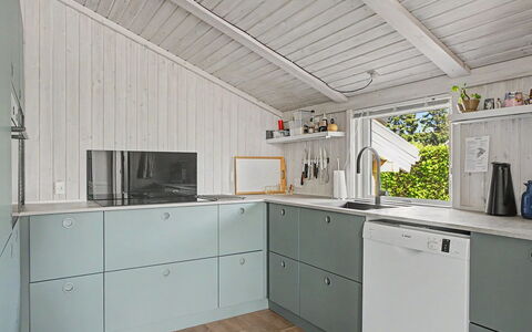 Sote - 330M from the Sea: Køkken, Træ, Større Bandage, Køkken Apparat, Gulvbelægning, Cabinetry, Countertop, Etage, Køkkenvask, Loft