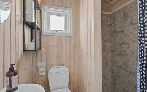 Sote - 330M from the Sea: Træ, Sanitærarmatur, Gulvbelægning, Etage, Indretning, Toilet, Værelse, Toiletbræt, Badeværelse, Loft