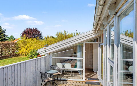 Sote - 330M from the Sea: Træ, Hjem, Arkitektur, Kompositmateriale, Veranda, Dæk, Dør, Sommerhus, Trappe, Planke
