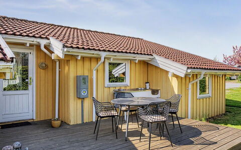 Sote - 330M from the Sea: Træ, Tag, Hus, Hjem, Sommerhus, Sidespor, Dør, Bejdse, Veranda, Skygge