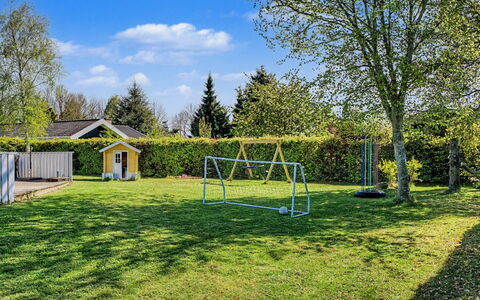Sote - 330M from the Sea: Busk, Have, Land Lot, Lawn, Skygge, Landscaping, Backyard, Gård, Parkere, Garden Bygninger