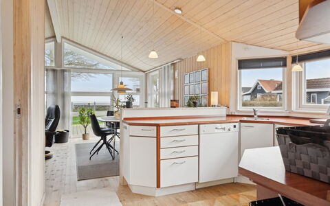 Therkil - 50M from the Sea: Træ, Indretning, Gulvbelægning, Loft, Etage, Møbel, Køkken, Hjem, Lysarmatur, Countertop