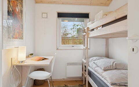 Therkil - 50M from the Sea: Væg, Træ, Soveværelse, Hjem, Indretning, Etage, Seng, Lejlighed, Bed Frame, Sengetøj