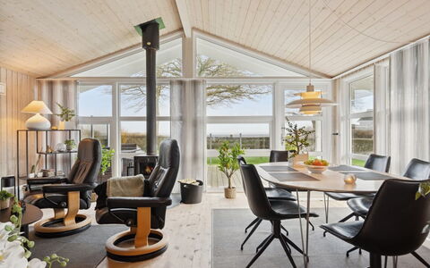 Therkil - 50M from the Sea: Møbel, Indretning, Træ, Loft, Gulvbelægning, Stue, Lysarmatur, Belysning, Stol, Etage