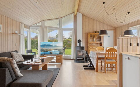 Loki - 200M from the Sea: Træ, Indretning, Møbel, Loft, Hjem, Gulvbelægning, Etage, Værelse, Stue, Couch
