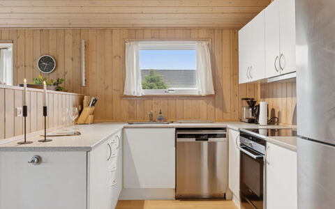 Loki - 200M from the Sea: Køkken, Træ, Gulvbelægning, Køkken Apparat, Countertop, Indretning, Større Bandage, Loft, Etage, Cabinetry