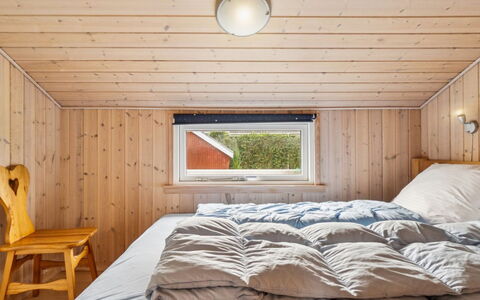 Loki - 200M from the Sea: Træ, Soveværelse, Loft, Indretning, Gulvbelægning, Etage, Værelse, Hårdttræ, Seng, Sengetøj