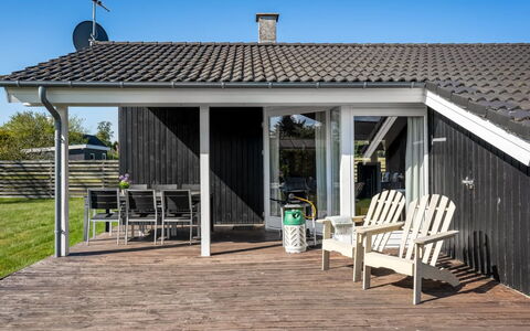 Loki - 200M from the Sea: Træ, Tag, Hjem, Hus, Veranda, Dør, Sommerhus, Skygge, Hårdttræ, Sidespor