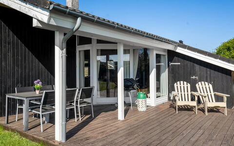 Loki - 200M from the Sea: Træ, Veranda, Hjem, Skygge, Dør, Dæk, Sommerhus, Hårdttræ, Planke, Udendørs Møbler