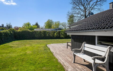 Loki - 200M from the Sea: Busk, Hus, Hjem, Land Lot, Have, Tag, Lawn, Bunddække, Skygge, Sommerhus
