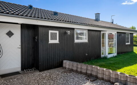 Loki - 200M from the Sea: Træ, Hus, Tag, Hjem, Sidespor, Sommerhus, Dør, Gård, Backyard, Garden Bygninger