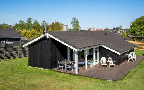 Loki - 200M from the Sea: Tag, Hus, Hjem, Sommerhus, Sidespor, Skygge, Gård, Estate, Garden Bygninger, Stuehus