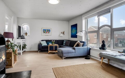 Bondi - 150M from the Sea: Møbel, Indretning, Gulvbelægning, Couch, Væg, Etage, Træ, Loft, Stue, Trægulve