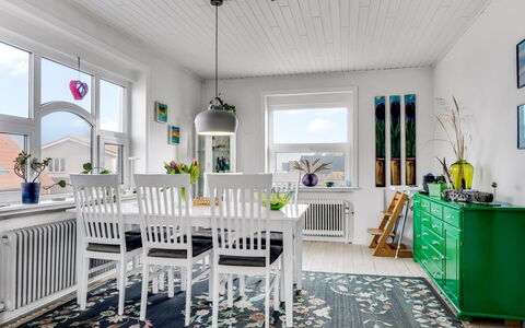 Bondi - 150M from the Sea: Møbel, Indretning, Gulvbelægning, Væg, Træ, Loft, Bord, Etage, Lysarmatur, Spisestue