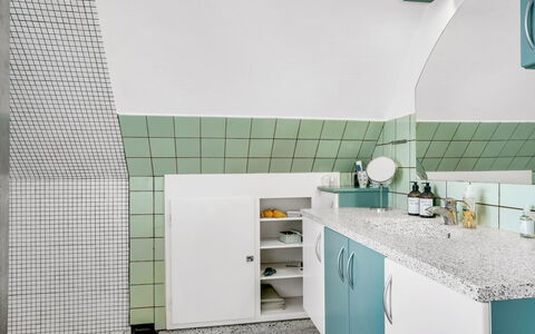 Bondi - 150M from the Sea: Indretning, Gulvbelægning, Etage, Køkken, Loft, Countertop, Sanitærarmatur, Hjem, Lysarmatur, Værelse