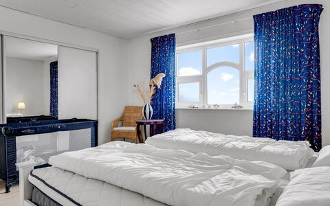 Bondi - 150M from the Sea: Indretning, Møbel, Soveværelse, Seng, Gulvbelægning, Etage, Textile, Loft, Sengetøj, Sengetøj