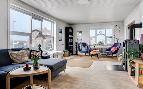 Bondi - 150M from the Sea: Møbel, Indretning, Gulvbelægning, Etage, Couch, Træ, Stue, Trægulve, Loft, Værelse