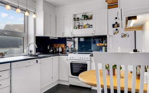 Bondi - 150M from the Sea: Køkken Apparat, Køkken, Større Bandage, Countertop, Indretning, Husholdningsapparat, Cabinetry, Loft, Møbel, Lysarmatur
