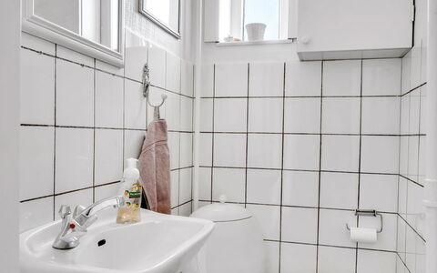 Bondi - 150M from the Sea: Væg, Sanitærarmatur, Indretning, Gulvbelægning, Etage, Badeværelse, Håndvask, Vvs, Flise, Tap