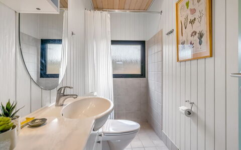 Lasse - 550M from the Sea: Væg, Sanitærarmatur, Indretning, Gulvbelægning, Badeværelse, Etage, Loft, Håndvask, Badeværelsesvask, Belysning