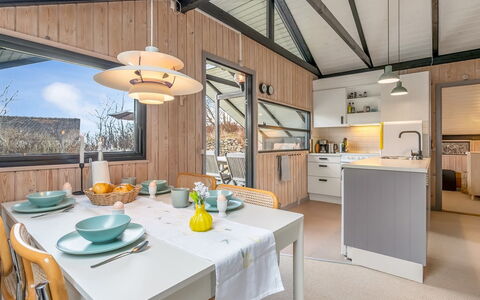 Lasse - 550M from the Sea: Indretning, Træ, Køkken, Loft, Gulvbelægning, Lysarmatur, Etage, Møbel, Countertop, Belysning