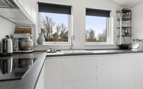 Ally - 1.2Km from the Sea: Køkken, Countertop, Indretning, Køkken Apparat, Cabinetry, Gulvbelægning, Køkkenvask, Husholdningsapparat, Hjem, Belysning