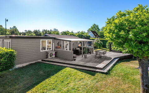 Ally - 1.2Km from the Sea: Sommerhus, Have, Garden Bygninger, Dæk, Backyard, Gård, Skygge, Design, Sidespor