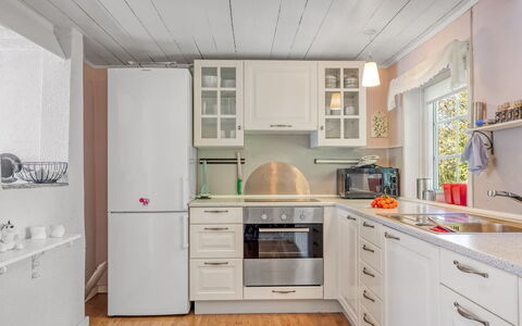 Aslag - 3.5Km from the Sea: Køkken Apparat, Køkken, Countertop, Cabinetry, Møbel, Indretning, Større Bandage, Gulvbelægning, Træ, Etage