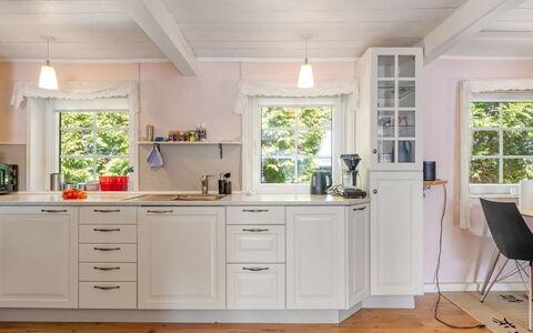 Aslag - 3.5Km from the Sea: Indretning, Møbel, Gulvbelægning, Cabinetry, Køkken, Countertop, Træ, Etage, Loft, Køkken Apparat