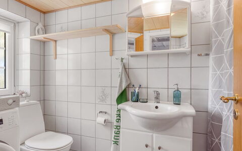Aslag - 3.5Km from the Sea: Håndvask, Sanitærarmatur, Badeværelsesvask, Gulvbelægning, Badeværelse, Indretning, Etage, Tap, Badeværelsesskab, Toilet