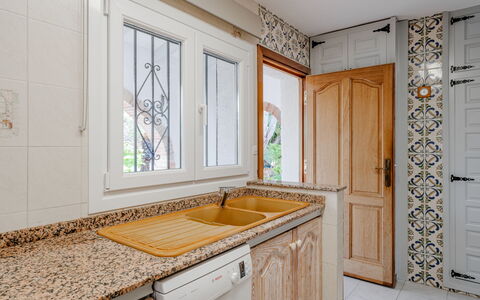 Rendezvous: Træ, Countertop, Køkken, Gulvbelægning, Indretning, Etage, Cabinetry, Håndvask, Sanitærarmatur, Køkkenvask