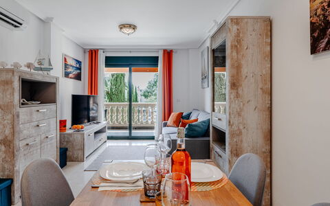 Jávea 455: Træ, Møbel, Indretning, Gulvbelægning, Værelse, Etage, Lejlighed, Loft, Stol, Stue