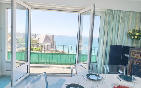 Le Grand Lambert: Etage, Møbel, Hav, Lejlighed, Glas, Stol, Ocean, Udvej, Altan, Eco Hotel