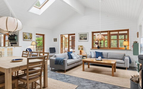 Pertti - 625M from the Sea: Møbel, Couch, Indretning, Gulvbelægning, Træ, Stue, Loft, Etage, Bord, Værelse