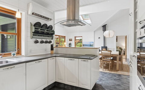 Pertti - 625M from the Sea: Køkken, Countertop, Gulvbelægning, Køkken Apparat, Indretning, Cabinetry, Træ, Loft, Større Bandage, Etage