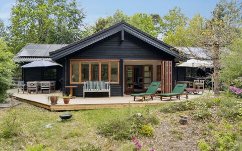 Pertti - 625M from the Sea: Træ, Sommerhus, Hus, Hjem, Tag, Sidespor, Dør, Veranda, Bunddække
