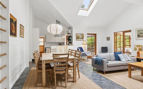 Pertti - 625M from the Sea: Møbel, Indretning, Couch, Gulvbelægning, Etage, Træ, Loft, Stue, Trægulve, Værelse