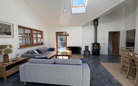 Pertti - 625M from the Sea: Gulvbelægning, Møbel, Etage, Couch, Træ, Indretning, Loft, Stue, Værelse, Trægulve