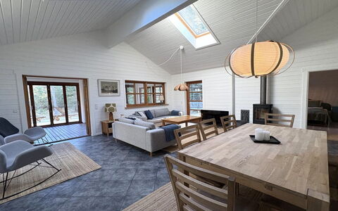 Pertti - 625M from the Sea: Møbel, Indretning, Gulvbelægning, Couch, Etage, Træ, Loft, Stue, Værelse, Stol