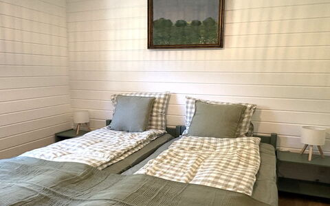 Pertti - 625M from the Sea: Træ, Soveværelse, Gulvbelægning, Indretning, Etage, Sengetøj, Sengetøj, Sengetøj, Seng, Bed Frame