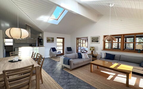 Pertti - 625M from the Sea: Møbel, Indretning, Couch, Gulvbelægning, Etage, Træ, Loft, Stue, Værelse, Bord