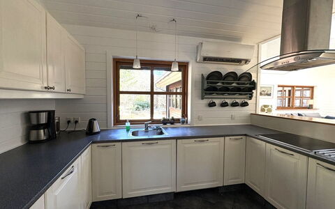 Pertti - 625M from the Sea: Køkken, Køkken Apparat, Countertop, Cabinetry, Gulvbelægning, Træ, Større Bandage, Indretning, Køkkenvask, Husholdningsapparat