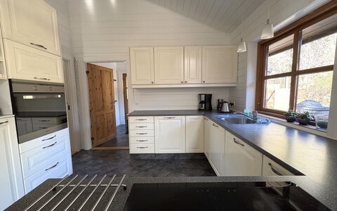 Pertti - 625M from the Sea: Køkken, Countertop, Gulvbelægning, Køkken Apparat, Træ, Cabinetry, Indretning, Etage, Møbel, Større Bandage