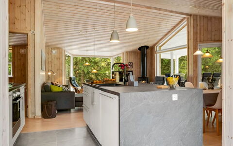 Uma - from the Sea: Gulvbelægning, Indretning, Køkken, Træ, Countertop, Loft, Etage, Møbel, Køkken Apparat, Husholdningsapparat