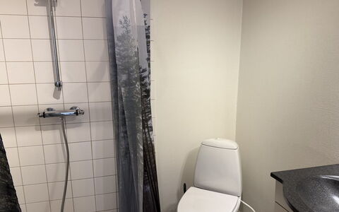 Uma - from the Sea: Toiletbræt, Sanitærarmatur, Toilet, Badeværelse, Gulvbelægning, Etage, Vvs, Flise, Værelse