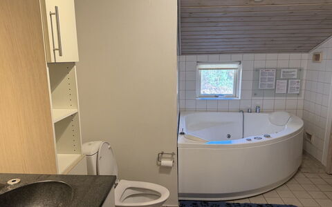 Uma - from the Sea: Gulvbelægning, Etage, Sanitærarmatur, Indretning, Badeværelse, Værelse, Badekar, Vvs, Loft, Toilet