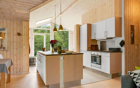 Uma - from the Sea: Møbel, Indretning, Gulvbelægning, Køkken, Træ, Loft, Lysarmatur, Etage, Countertop, Køkken & Spisebord