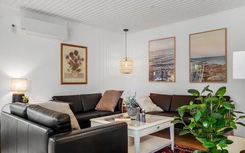 Linnea - from the Sea: Møbel, Indretning, Couch, Væg, Gulvbelægning, Stue, Loft, Etage, Træ, Værelse